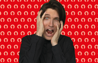 Campagnebeeld van To Die For. Een man met bruin haar grijpt geschokt naar zijn gezicht. Zijn mond is open. De achtergrond is rood met rookworsten.